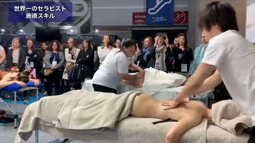 全裸オイルマッサージ フランス人 マンコスライド