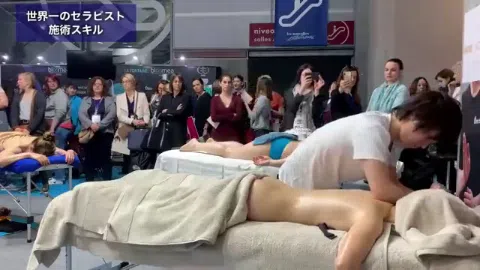 全裸オイルマッサージ フランス人 股間アップ