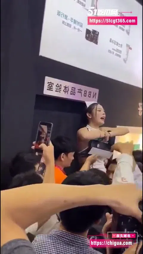 中国地下アイドル マンコ触らせ ステージ上