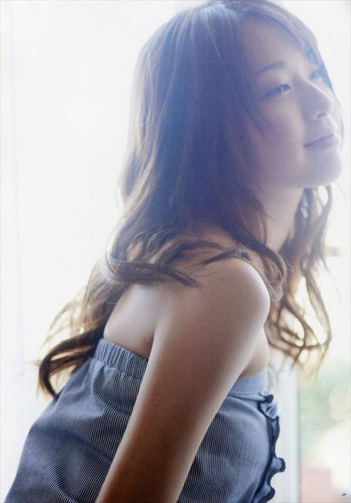 戸田恵梨香グラビア谷間おっぱいエロ水着私服画像