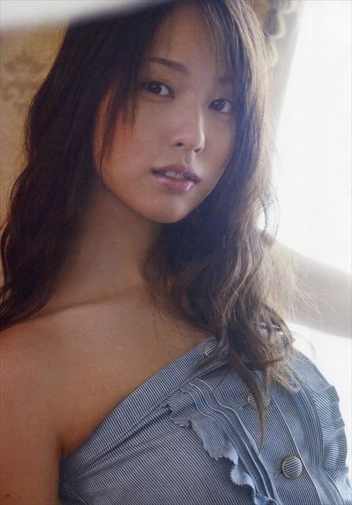 戸田恵梨香グラビア谷間おっぱいエロ水着私服画像