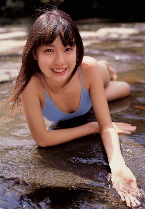戸田恵梨香グラビア谷間おっぱいエロ水着私服画像