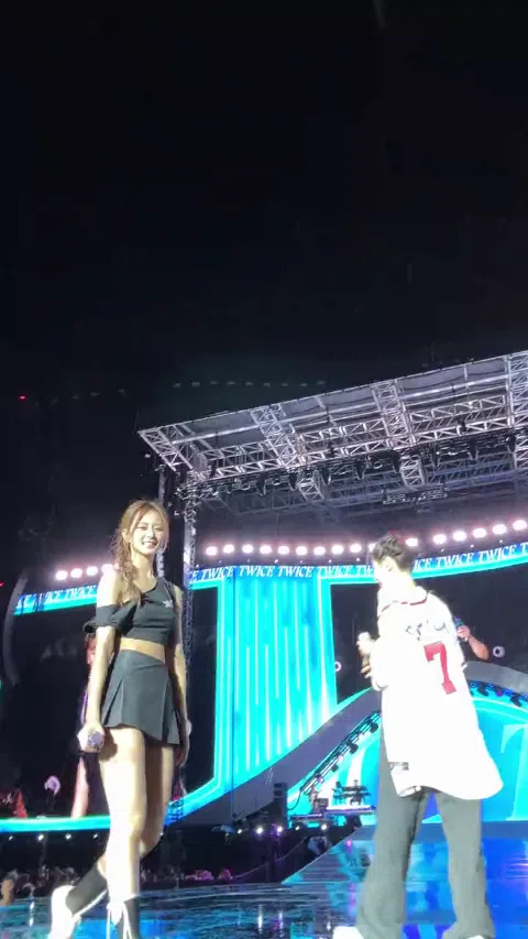 TWICEナヨン乳首見えハプニングエロMVキャプチャ6