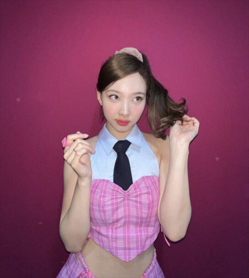 TWICEナヨン乳首チラリハプニング画像15