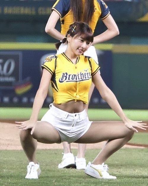 ﾁｭﾝﾁｭﾝ チア スカートめくりお尻突き出し