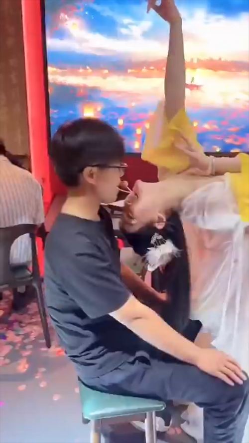 中国杭州エロ焼き鳥屋 美女ダンサーのベロチューサービス実況