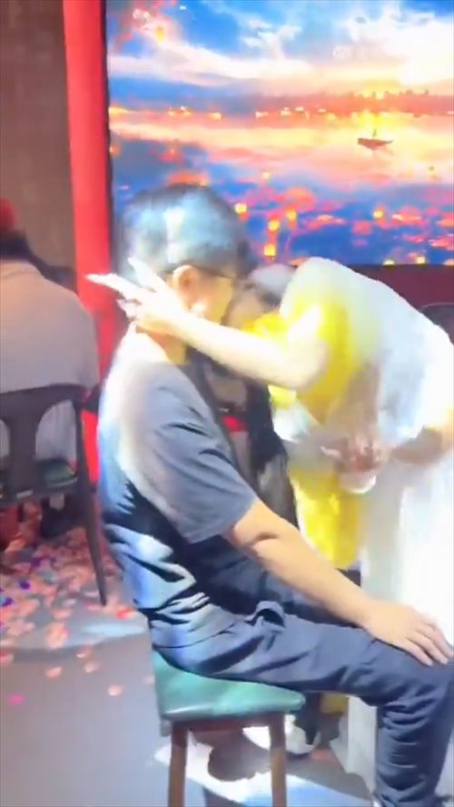 杭州焼き鳥屋 過激ベロチューで男性客殺到の人気店