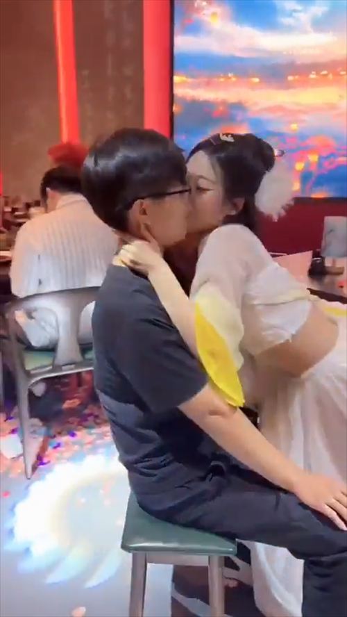 中国エロ店 焼き鳥屋で繰り広げられる濃厚ディープキス