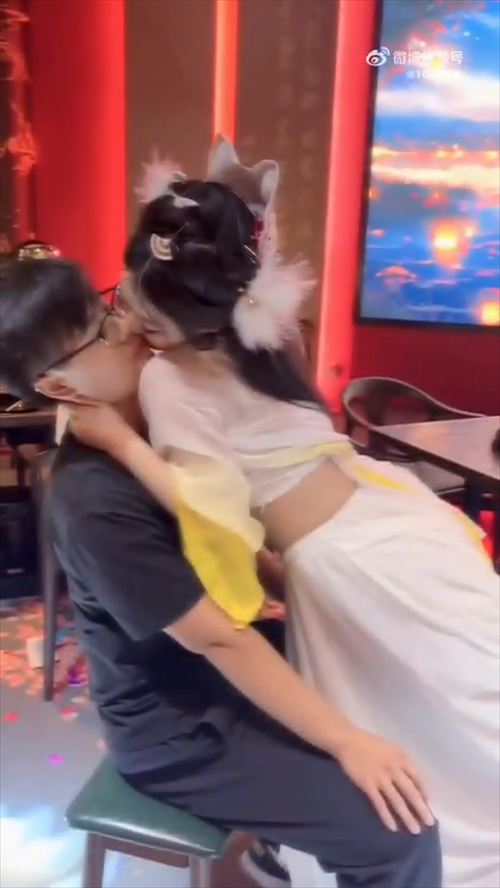 杭州ダンサー美女が客に舌を絡めるベロチュー画像