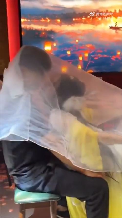 エロすぎる杭州焼き鳥屋 店員のガチキスサービスが話題