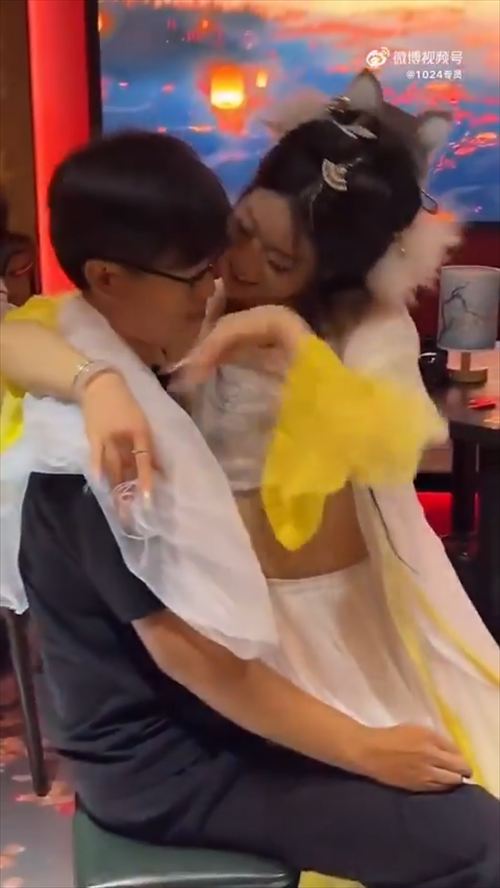 中国杭州 焼き鳥屋で美女がベロチュー攻撃 衝撃映像