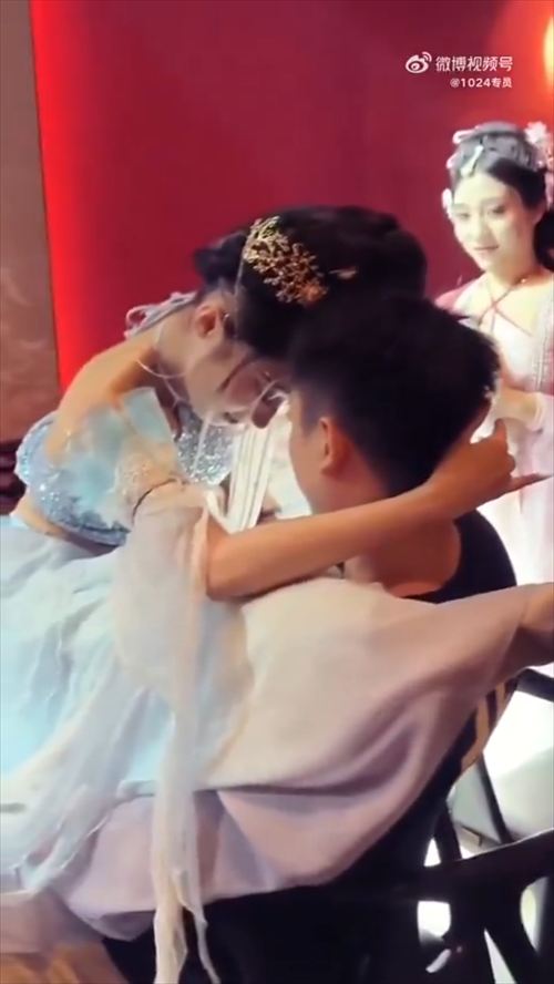 杭州人気焼き鳥屋 ダンサーの濃厚キスで客メロメロ