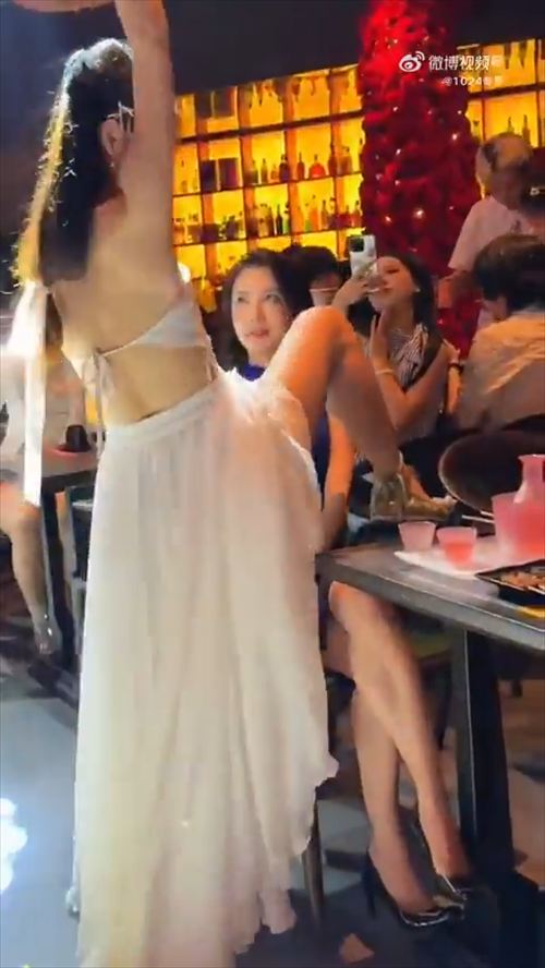 中国エロ焼き鳥屋 舌を絡めるディープキス連発シーン