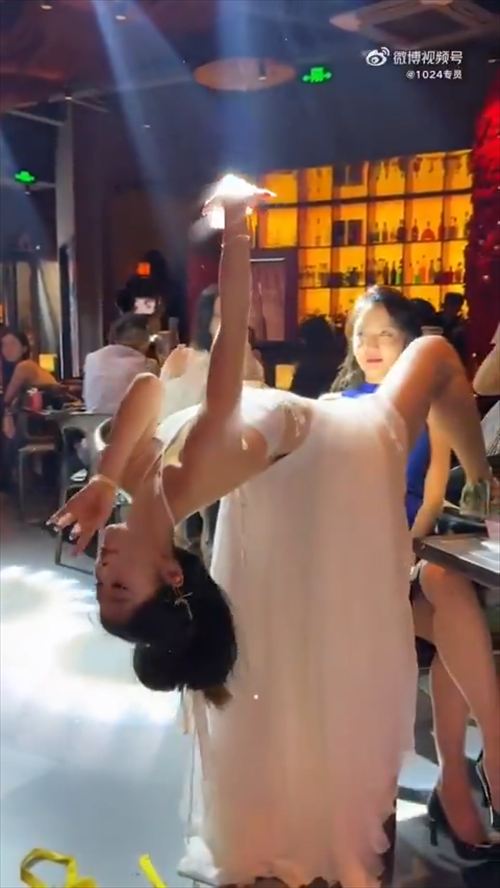 杭州の過激店 美女店員が客にベロチューしまくる様子