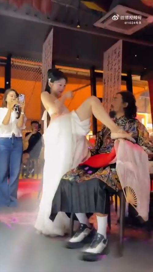 中国杭州焼き鳥屋 エロダンサーのガチベロチューサービス