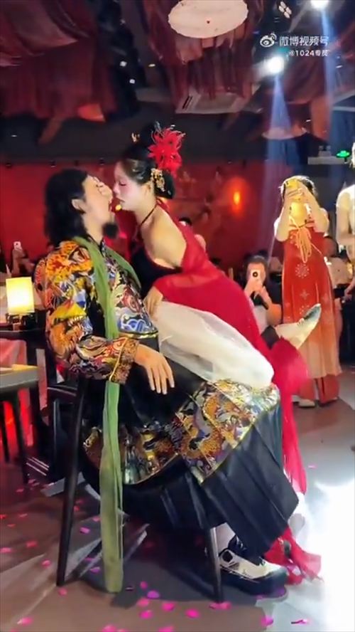 【動画】焼き鳥屋さん、女店員がベロチューしてくれるサービスを実施してしまうｗｗｗｗｗｗ（エロGIF動画）