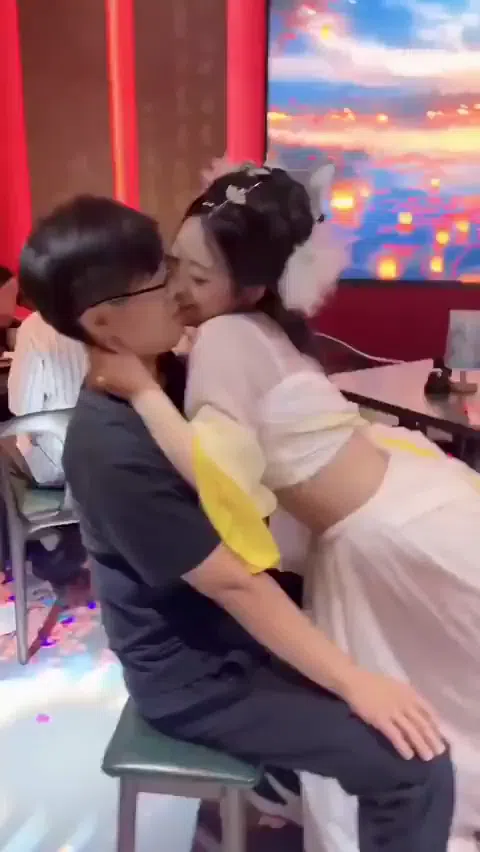 中国杭州エロ焼き鳥屋 セクシー女店員が男性客にベロチュー ディープキスサービス