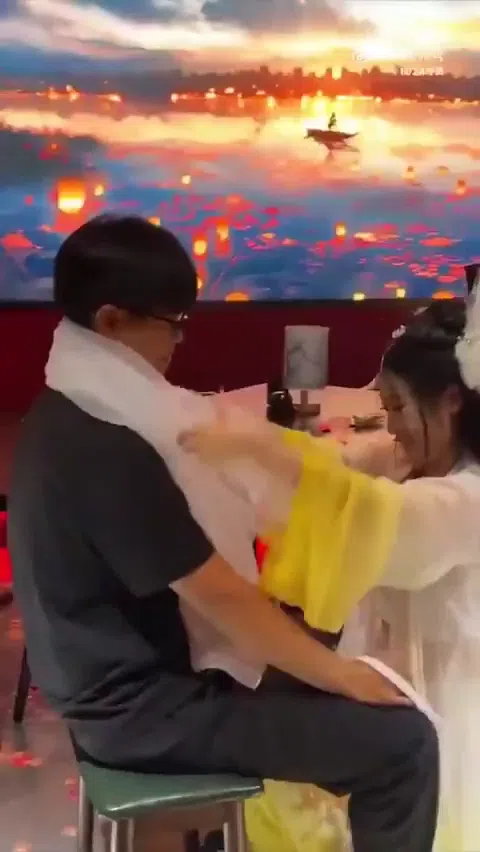 杭州焼き鳥屋 ダンサー美女がガッツリ舌を絡める濃厚キス 過激サービス動画