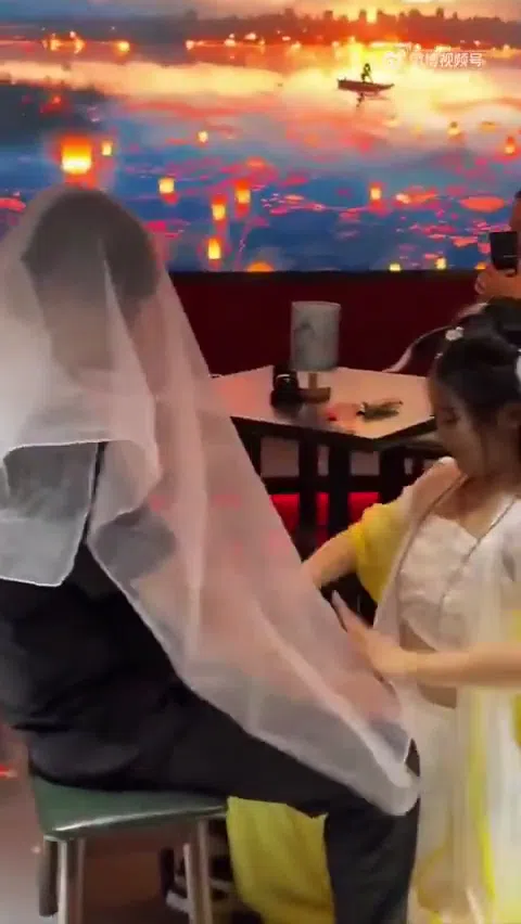 中国エロ焼き鳥屋 客の唇を吸う美女店員 ベロチュー連発で大行列