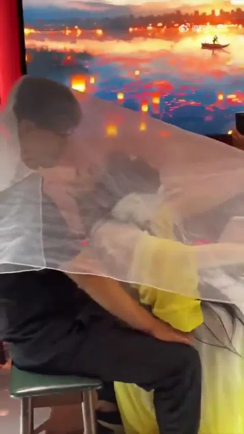 杭州人気店 焼き鳥屋で繰り広げられるディープキス 実録画像