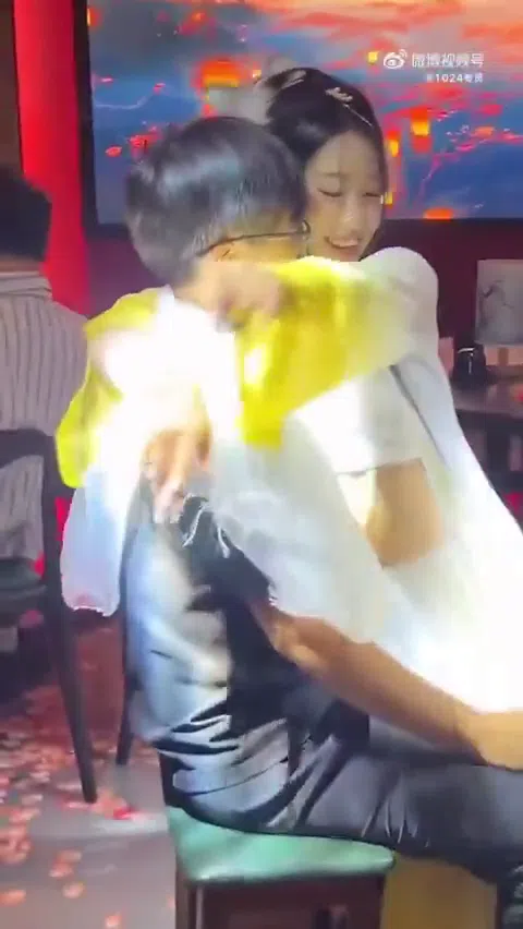 エロすぎる中国焼き鳥屋 ダンサーが客にベロベロキス攻撃