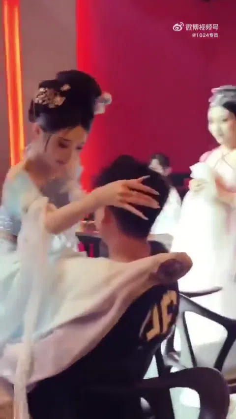 杭州焼き鳥屋 美女店員の濃厚ベロチューサービスが話題沸騰