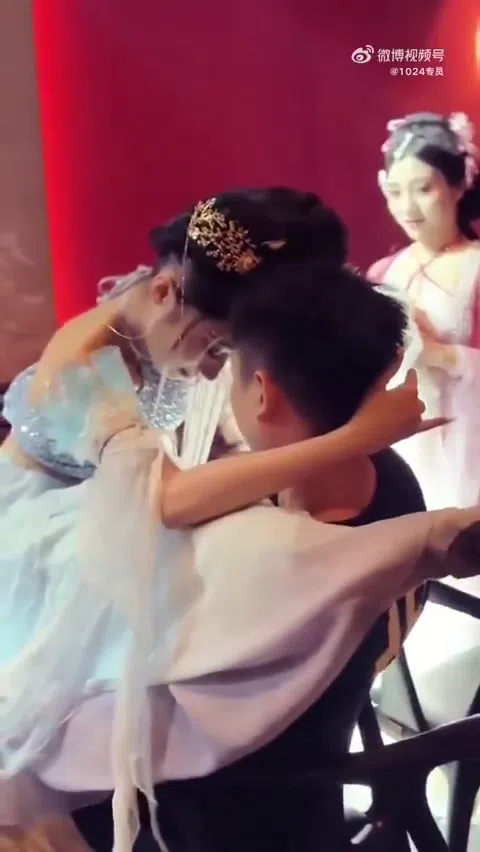 中国杭州 焼き鳥屋で舌を絡める過激キス 男性客トロ顔