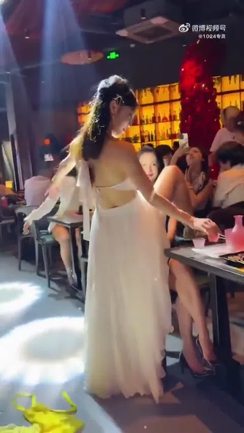 エロ焼き鳥屋杭州 ダンサー美女がガチベロチューしまくり