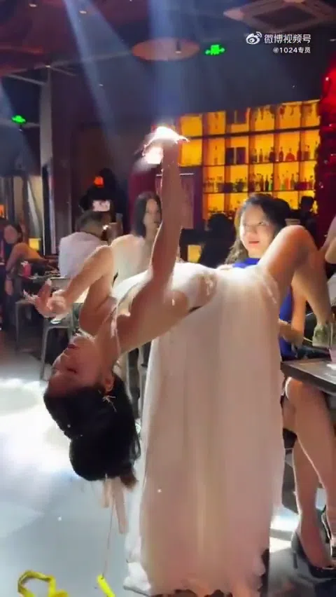 杭州の衝撃焼き鳥屋 セクシー店員が客にディープキス連発