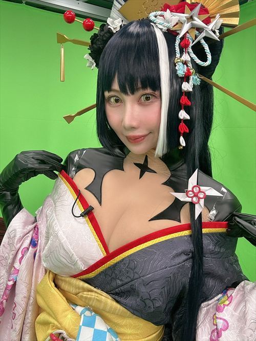 吉田早希 赤マイクロビキニ 自撮りベッド 爆乳寄せ棒エロ顔