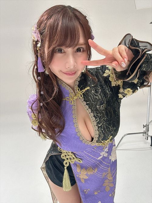 吉田早希 黒レースアップ衣装 膝立ち鏡自撮り ダンス練習室 汗ばみボディ