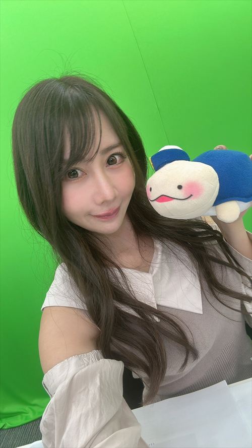 吉田早希 赤バニー鏡自撮り ハイレグ食い込み ヒール脚上げ