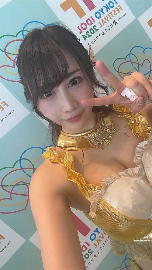 吉田早希 黒ダンス衣装 練習室自撮り 汗くびれ レースアップ谷間