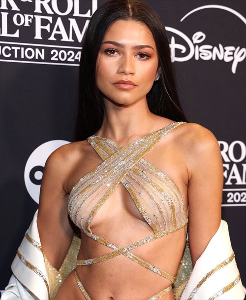 ゼンデイヤ、濡れ場おっぱいエロドレス画像