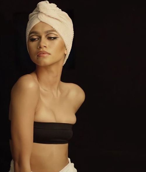 ゼンデイヤ、濡れ場おっぱいエロドレス画像