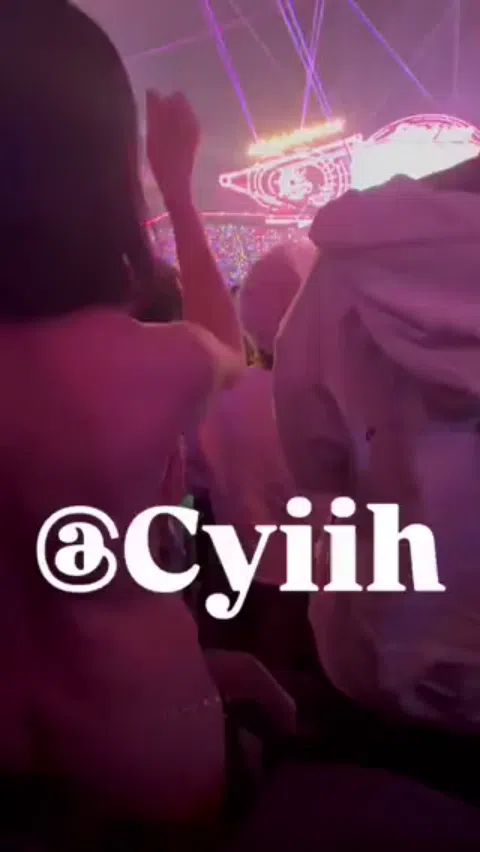 SnowManライブ全裸ペンラ女子炎上動画 熱狂ジャニオタ美女が服脱ぎ捨て巨乳揺らし興奮のヌードダンス