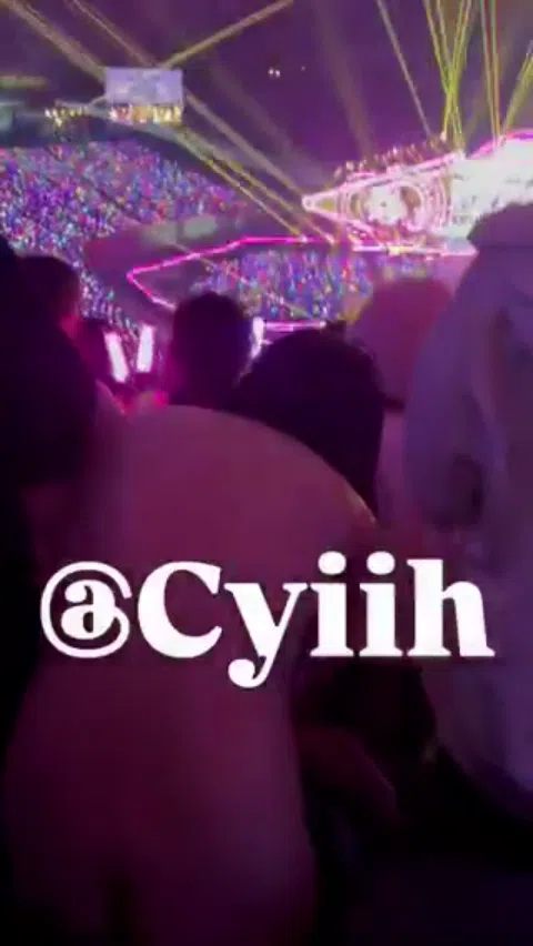 ジャニーズSnowManコンサートで全裸ペンライト振り回すオタク女子 エロすぎる汗だくボディがバズる