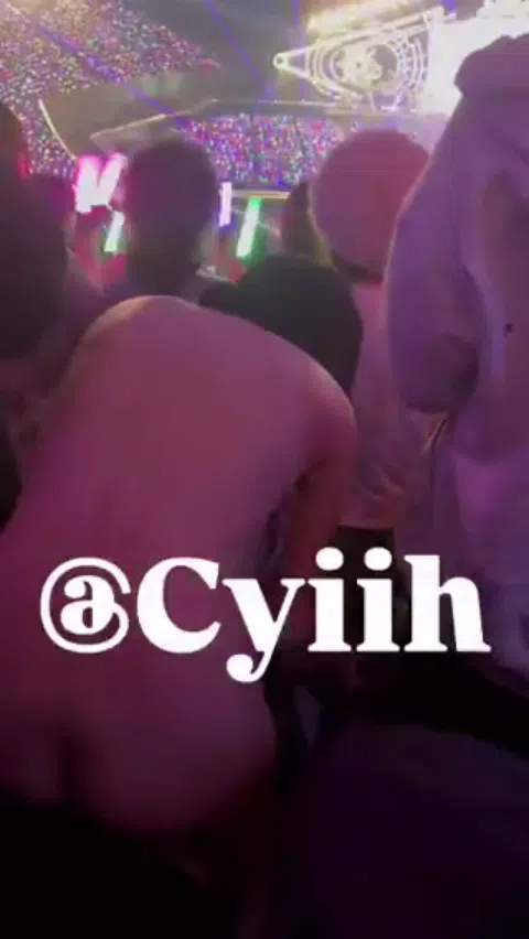 SnowManファン全裸炎上事件 ライブ会場で脱ぎまくりピンク乳首まで丸見えの過激映像