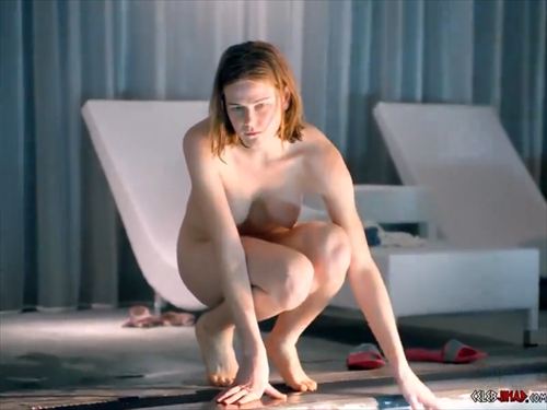 ルエリン・ライクマン しゃがんで裸体 映画エロティック