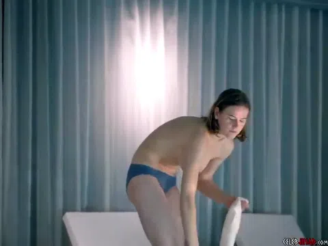 ルエリン・ライクマン 青パンティ トップレス 映画大胆シーン