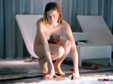 ルエリン・ライクマン 四つん這い 尻見せ エロティックヌード