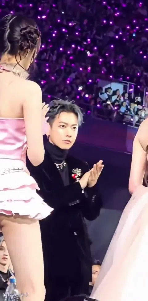 IVE イソ お尻露出 スカートめくれハプニング