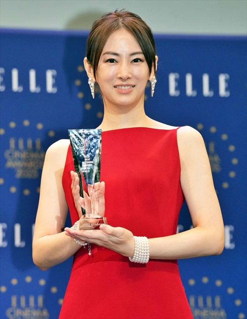 北川景子 ELLE CINEMA AWARDS 2025 赤ドレス パンティラインくっきり