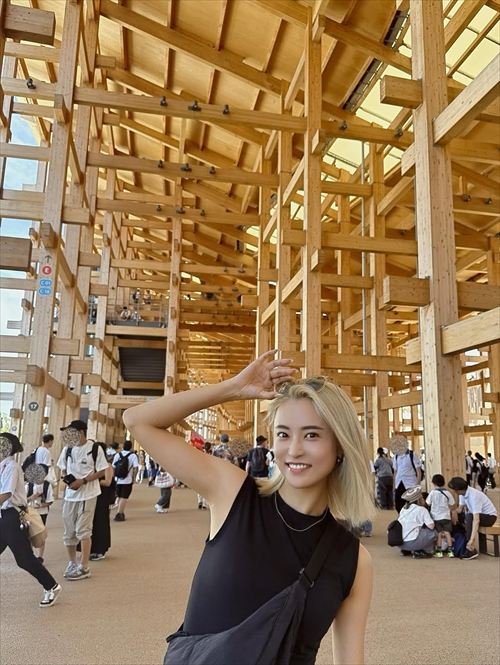 小島瑠璃子 黒トップス 笑顔 スタイル抜群 かわいい グラビア風