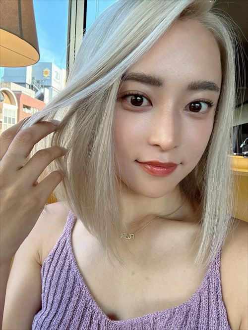 小島瑠璃子 自撮り 紫ニット 谷間 おっぱい強調 エロい セクシー