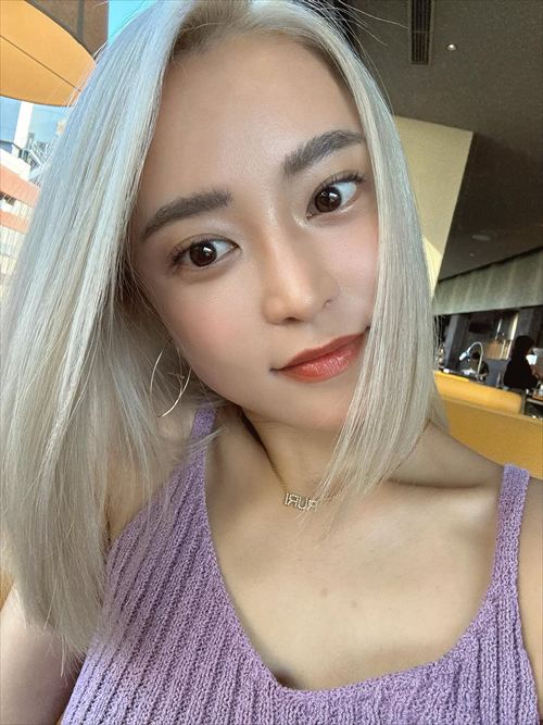 小島瑠璃子 アップ 自撮り 紫トップス かわいい顔 エロい
