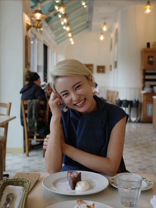 小島瑠璃子 カフェ 黒ドレス 笑顔 かわいい おしゃれ