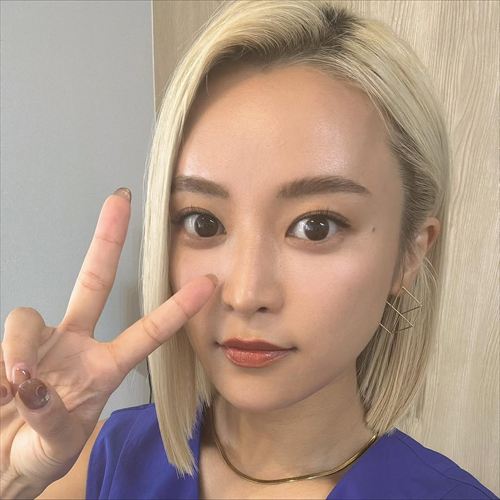 小島瑠璃子 ピースサイン 自撮り メイク かわいい