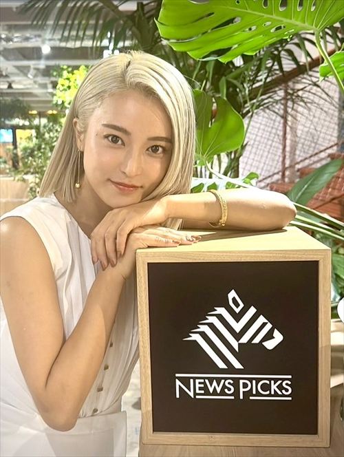 小島瑠璃子 白トップス NewsPicks ポーズ スタイル