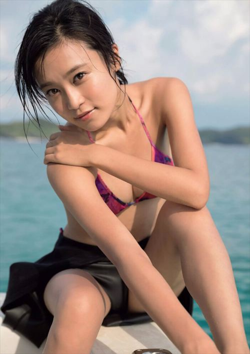 小島瑠璃子 黄ビキニ ビーチ 座り エロい